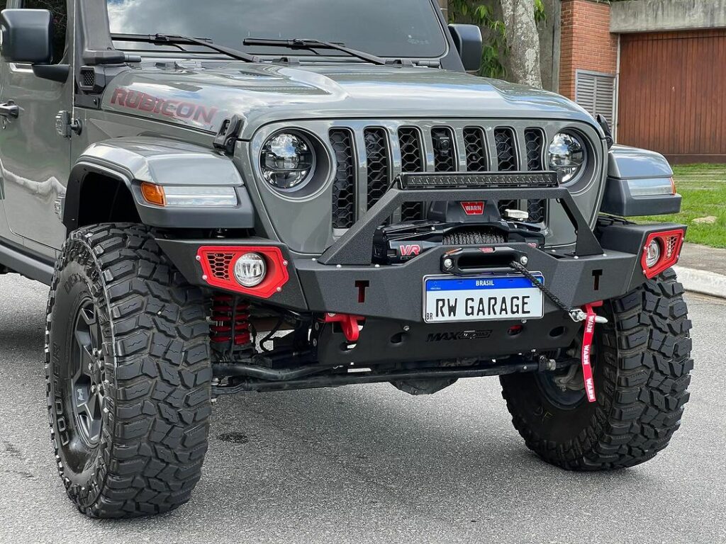 Foto da parte da frente de um carro modelo jeep gladiator.