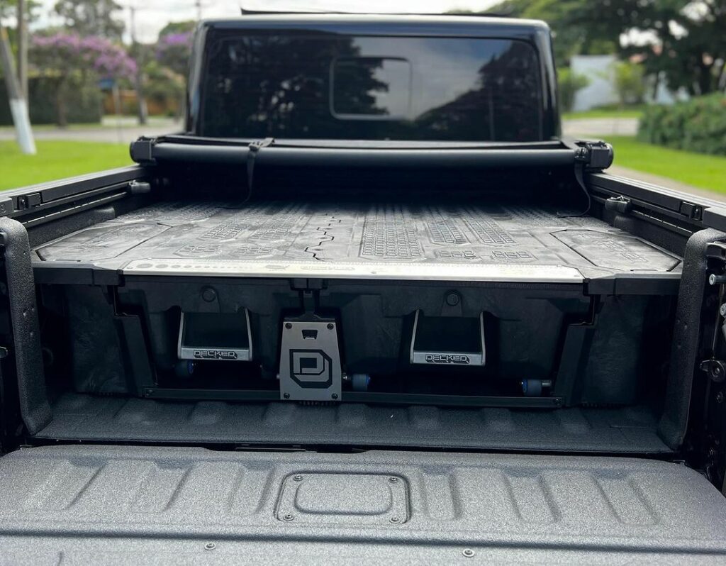 Foto da caçamba do jeep gladiator customizado mostrando o espaço interno, o carro foi customizado na oficina rw.